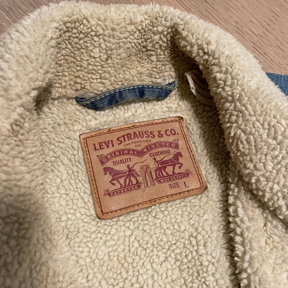 Levi Vintage Fit Sherpa Trucker Jacket - Picture 4 of 8